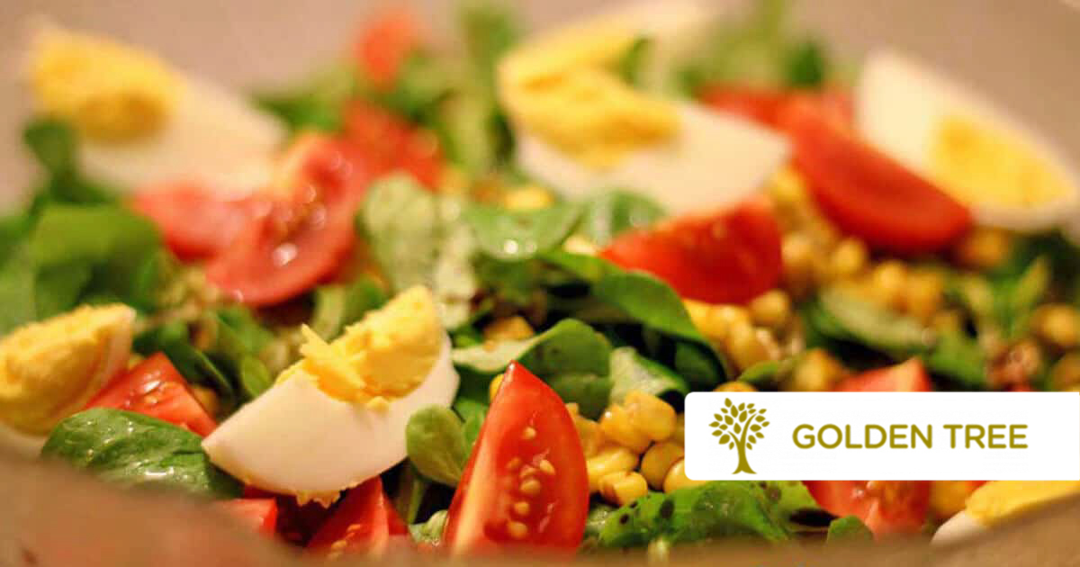 Salat: Feldsalat mit Tomaten, Mais und gekochten Eiern